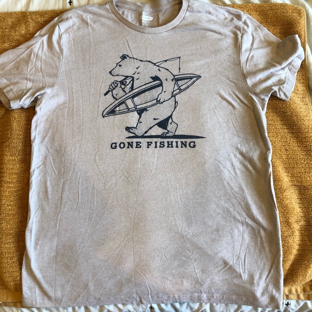 Old navy adult M bear gone fishing tshirt